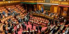 Legge elettorale assurda: maggioranza al 42%, nessun ballottaggio e ripiego sul proporzionale. Il trucco per blindare i parlamentari