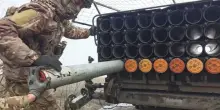 Guerra Russia-Ucraina, le vedove nere e la caccia alle giovani reclute: il matrimonio-flash, la partenza per il fronte e il tifo per l&rsquo;esercito di Kiev per intascare il risarcimento