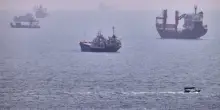 Stretto di Hormuz, l&rsquo;Iran blocca i traffici e l&rsquo;Occidente non reagisce. Forze di mare immobili e Trump sempre pi&ugrave; solo: ma i danni sono per tutti