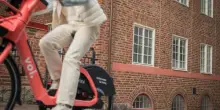 Prezzo benzina e diesel alle stelle: riecco bici e mezzi pubblici. Gli italiani riducono la dipendenza dall&rsquo;auto