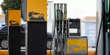 Carburanti, Eni mette un tetto ai prezzi di benzina e diesel. Tajani: &ldquo;Cos&igrave; funziona il sistema Paese&rdquo;