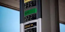 Caro carburanti, perch&eacute; il prezzo del greggio &egrave; standard ma il pieno di benzina costa sempre di pi&ugrave;