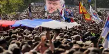 Funerali di Stato per Mladic, la Serbia omaggia il &ldquo;boia di Srebrenica&rdquo; e prende a schiaffi l&rsquo;Unione Europea: Putin osserva (e gode)
