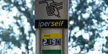 Come ha fatto Eni ad abbassare il costo della benzina. Super a 1,99 a litro e ora arriva IP