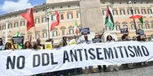 Cori pro-Hamas e bandiere di Hezbollah al presidio contro il ddl antisemitismo