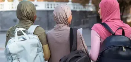 Meloni ha tolto il velo alla sinistra: femminista nei salotti e multiculturalista nelle periferie
