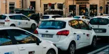 Tassisti in piazza a Roma, la protesta contro il caro carburante. Cosa chiedono al governo