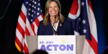 USA, il colpo basso del repubblicano Ramaswamy: paga una pubblicit&agrave; con la madre biologica di Amy Acton per insultarla