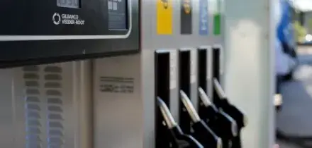 Carburanti, meno raffinerie e pi&ugrave; importazioni: la crisi europea vista dall&rsquo;Italia