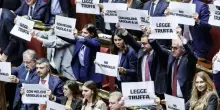 Lo stabilicum passa e la destra si salva da sola. 227 s&igrave; per la nuova legge elettorale. Ma c&rsquo;&egrave; l&rsquo;ombra della Consulta