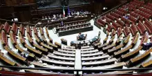 Giorgetti e il discorso alla Camera davanti a 20 deputati, la foto che inchioda la politica italiana: &ldquo;Manco il marted&igrave; vogliono lavorare&rdquo;