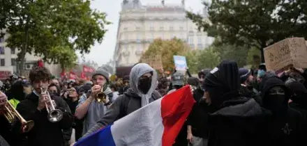 Coprifuoco e cortei vietati nel centro di Parigi: oggi in campo scendono i corpi speciali