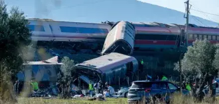 Toledo, scontro tra due treni, due vagoni deragliano: decine di morti