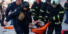 Guerra in Ucraina, Putin massacra Dnipro e gela l&rsquo;Ue. Appello Kiev: &ldquo;Tenere le sanzioni&rdquo;