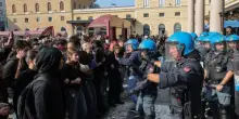 Gli studenti mettono a ferro e fuoco le piazze: fantocci di Meloni in fiamme