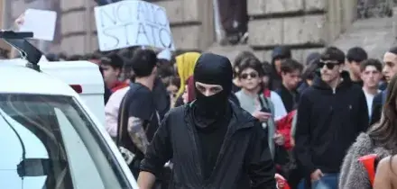 Milano, quei cattivi ragazzi del sabato e le domande sulle panchine in periferia