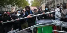 Rivolta dei liceali in Francia. Lezioni sospese, strade in fiamme: la protesta sfuggita di mano