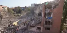 Guerra Russia-Ucraina, strage di civili a Pryluky. Putin festeggia i 74 anni con le bombe. UE: 1,24 miliardi per la difesa di Kiev
