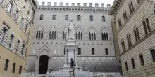 Mps tra l&rsquo;Opas di Intesa, le ambizioni su Banco Bpm e Banca Generali e il cambio di rotta di Delfin: il mercato presenta il conto a Lovaglio