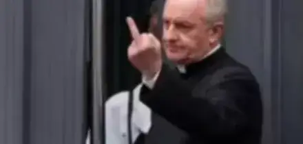 Padre Giannicola, in (dito) medio stat virtus: il gestaccio virale ai giovani teppisti di Milano &egrave; una lezione educativa per tutti