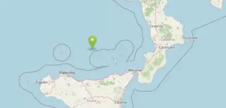 Scossa di terremoto di magnitudo 5.5 avvertita in Sicilia, l&rsquo;epicentro tra Eolie e Marsili: cittadini in strada, sciame sismico in corso. Scatta l&rsquo;allerta maremoto