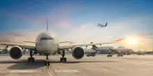 Ryanair cancella voli e lascia 13 aeroporti: perch&eacute; da alcune citt&agrave; fugge e in Italia continua a investire