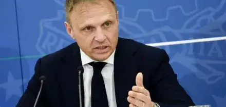 Vendemmia 2026: tra cantine piene, vigne a secco. E il ministro Lollobrigida guarda pi&ugrave; ai mercati che al clima