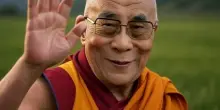 Il Dalai Lama annuncia il futuro della sua successione. La Cina si oppone: “Serve l’approvazione di Pechino”