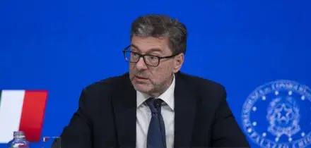 Manovra, Giorgetti sconfitto e in ritirata: salta la stretta sulle pensioni