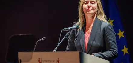 Frode al Collegio d’Europa, fermati in Belgio l’ex Alto rappresentante Mogherini e l’ambasciatore Sannino. L’accusa: avrebbero pilotato bandi comunitari