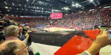 Espone la bandiera palestinese alla partita di basket, consigliere regionale identificato e multato. Paladini: “Sono annichilito”