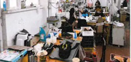 Caporalato in 13 brand dell’alta moda, maxi operazione della procura di Milano. Dieci maison “pronte a collaborare coi pm”