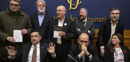 Bagarre alla Camera, le opposizioni impediscono la conferenza stampa dei neo-fascisti e del vannacciano Furgiuele: &ldquo;Protette le istituzioni&rdquo;