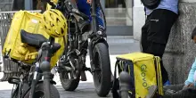 Glovo sotto controllo giudiziario con l&rsquo;accusa di caporalato: &ldquo;Rider pagati 2,5 euro a consegna&rdquo;