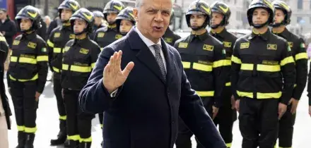 L&rsquo;elicottero dei vigili del fuoco per Mogol, incendia la polemica. Piantedosi archivia il caso: &ldquo;&Egrave; un monumento&rdquo;. Ma le opposizioni: &ldquo;Chiarisca in parlamento&rdquo;