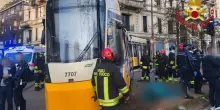 Tram deraglia in pieno centro a Milano: due morti e oltre 40 feriti. Sala: probabile errore umano. Ma per la procura tutte le ipotesi sono aperte