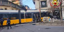 Milano, tram deraglia e si schianta contro un palazzo: due morti e 38 feriti