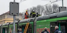 Fuoco dal tetto, nuovo incidente a un tram milanese: &egrave; il quarto in dieci giorni. E Sala invita a non fare allarmismo