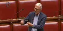 Rai, Giachetti si incatena in aula e contro lo stallo in Vigilanza qualcosa si muove. Meloni assicura il numero legale, ma Tajani prova a resistere