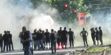 Scontri a Torino, gravissimo l&rsquo;ultras colpito alla testa. Otto i tifosi denunciati. E mentre la procura indaga, la politica fa finta di indignarsi contro il tifo violento