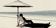 Soldati israeliani in vacanza in Sardegna: lo Stato tace, la polizia li scorta. Ma la Regione aveva gi&agrave; detto basta