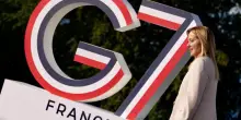 Meloni torna alla corte di Trump: incontro al G7 per ingraziarsi il presidente Usa