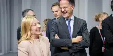 Gaffe di Rutte o bugie di Meloni? Le rivelazioni del capo della Nato smascherano il governo e incendiano le opposizioni