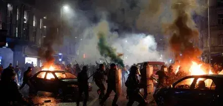 Belfast in fiamme: non si arresta la &ldquo;caccia allo straniero&rdquo; dopo l&rsquo;accoltellamento di un nordirlandese da parte di un immigrato