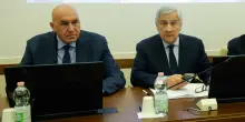 Corsa al riarmo, governo in stato confusionale: Tajani annuncia il ricorso al Safe, poi &egrave; costretto alla marcia indietro dalla Lega. Intanto Crosetto parla di scostamento di bilancio per le spese militari