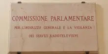 Il giorno nero della Vigilanza Rai: prima le dimissioni in massa delle opposizioni, poi arrivano anche quelle della maggioranza. Non era mai successo