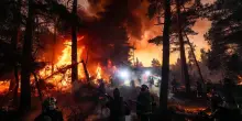 La Francia va a fuoco: inferno nella foresta di Fontainebleau. Per le autorit&agrave; parigine il rogo &egrave; &ldquo;di proporzioni eccezionali&rdquo; e per essere domato serviranno &ldquo;una o due settimane&rdquo;