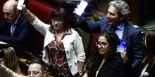 Caso Delmastro, il Parlamento blinda le chat: scrutinio segreto e Aula in fiamme tra Schlein, Conte e Bignami che attacca anche Scalfaro