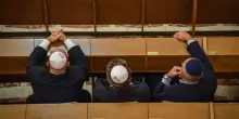 Rabbino aggredito, per il 20enne arrestato scatta l&rsquo;obbligo di firma. Contestata l&rsquo;istigazione all&rsquo;odio religioso, ma il giovane nega la matrice discriminatoria
