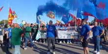 A Taranto esplode la bomba sociale: scioperi e cortei contro il silenzio del governo sui 2500 licenziamenti dell&rsquo;indotto Ilva